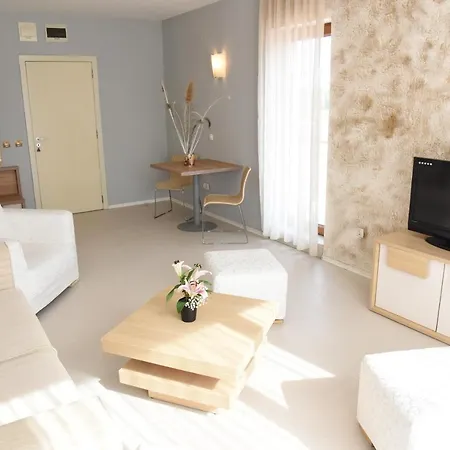 Paradise Garden * チェルノモレツ